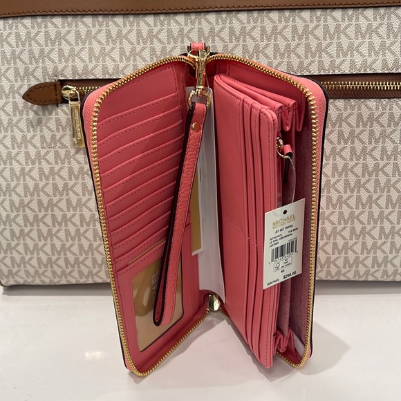 MICHAEL KORS LARGE TRAVEL CONTINENTAL WRISTLET WALLET
COLOR: TEA ROSE NWT - Picture 3 of 16